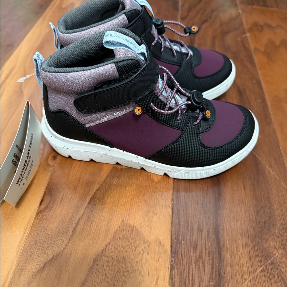 NWT!!!! Bogs Kids Boots in Purple and Black
